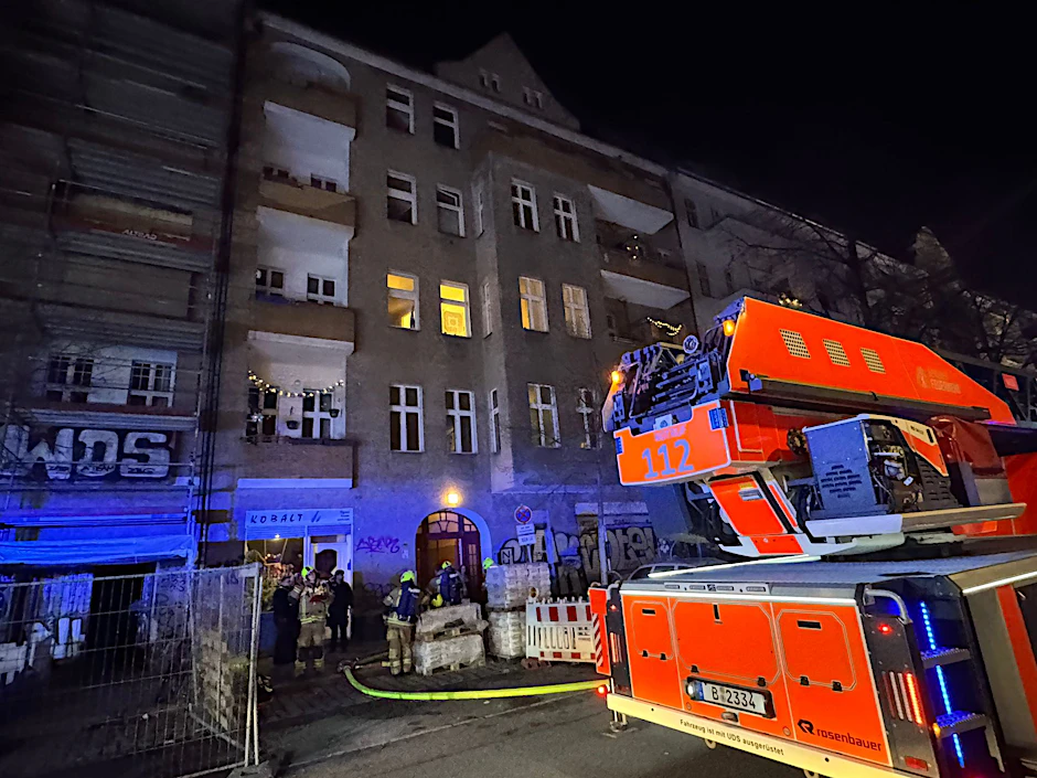 Flammen schlagen aus dem Hinterhaus in der Sanderstraße: Die Feuerwehr kämpft mit einem Großaufgebot gegen das Feuer im dritten Obergeschoss.