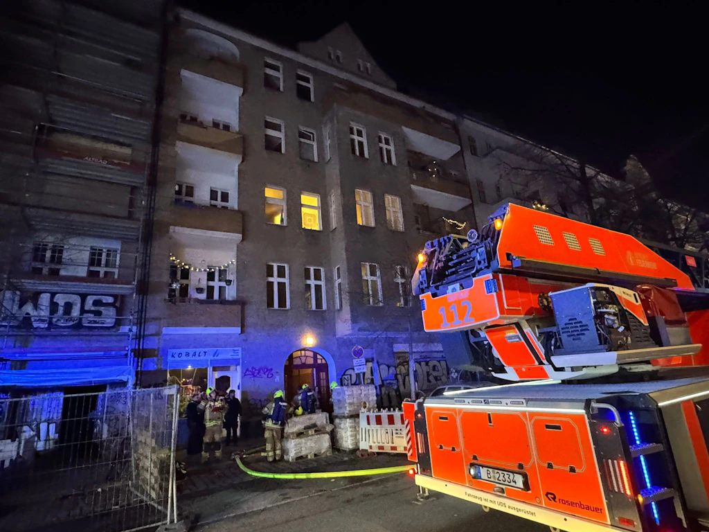 Flammen-Drama in Neukölln: Vier Bewohner gerettet – Einer in Lebensgefahr!