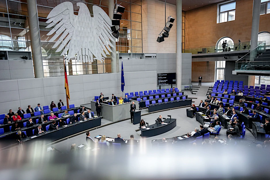 Die Abgeordneten nahmen am Freitagmorgen an der Sitzung des Bundestags zum Altersvorsorgereformgesetz teil.