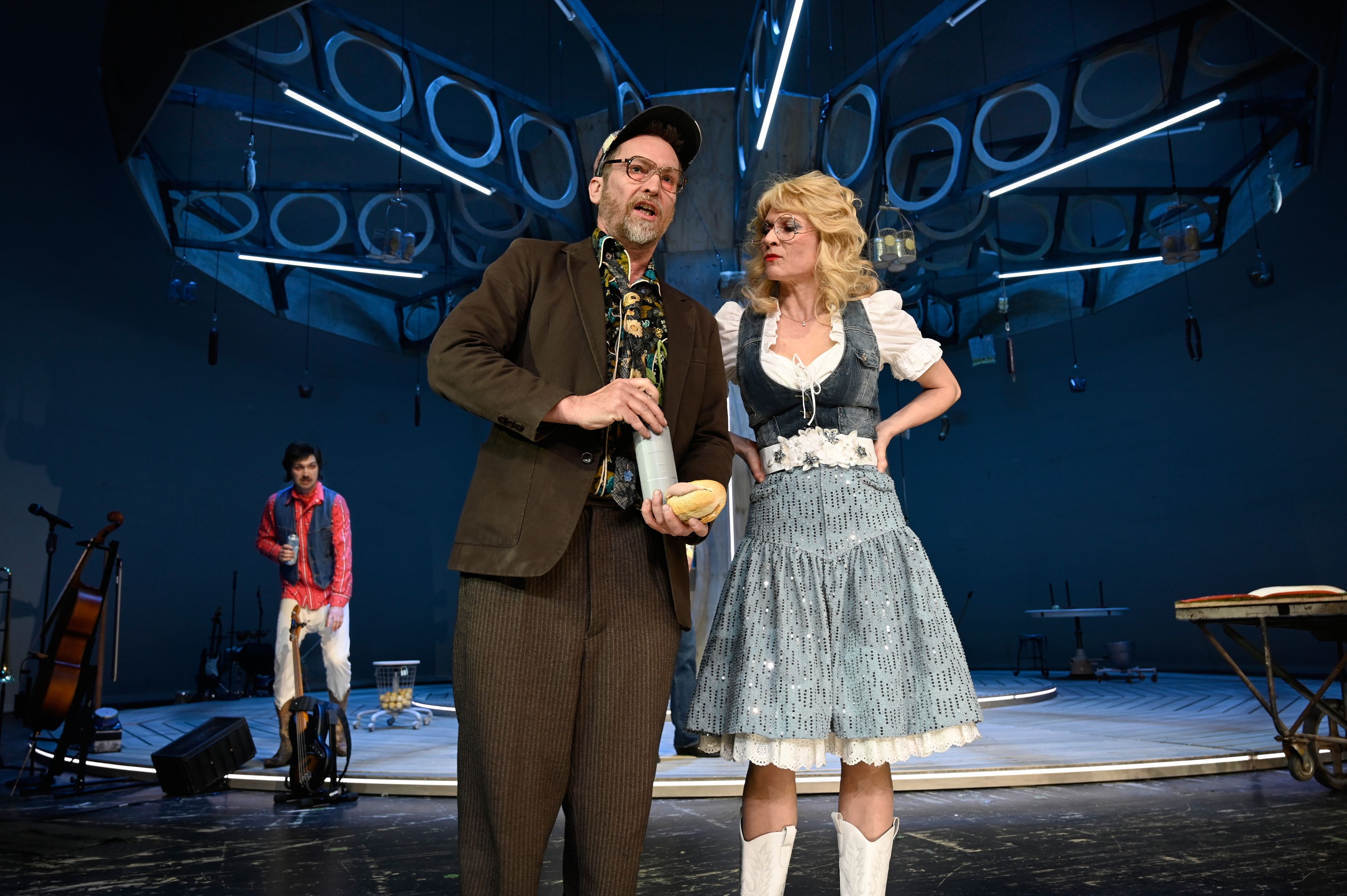 Geisterrad der Geschichte: Jan Bosse inszeniert das „Automatenbüfett“ im Deutschen Theater