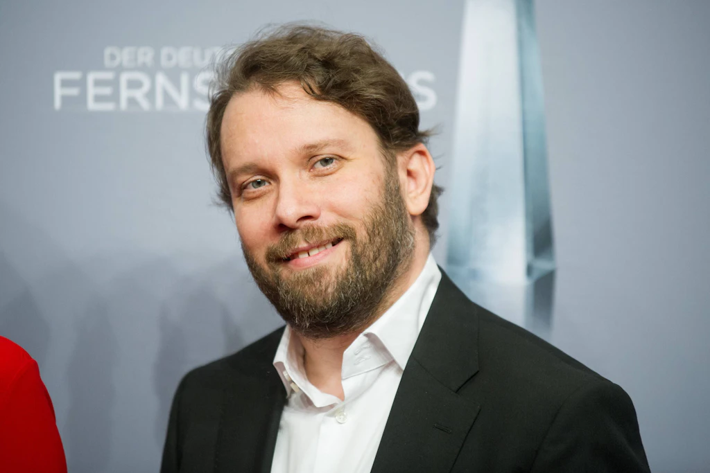 Christian Ulmen klagt nach Fernandes-Vorwürfen gegen Kündigungen für seine neue Serie