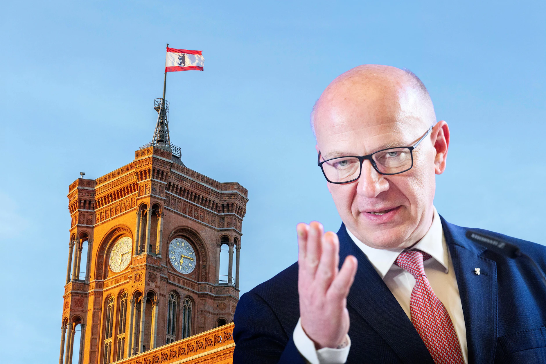 Das Rote Rathaus mit der Landesflagge von Berlin. Rund um die Senatskanzlei von Kai Wegner und den Alexanderplatz gab es am Morgen einen Stromausfall.