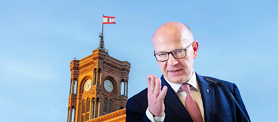 Das Rote Rathaus mit der Landesflagge von Berlin. Rund um die Senatskanzlei von Kai Wegner und den Alexanderplatz gab es am Morgen einen Stromausfall.