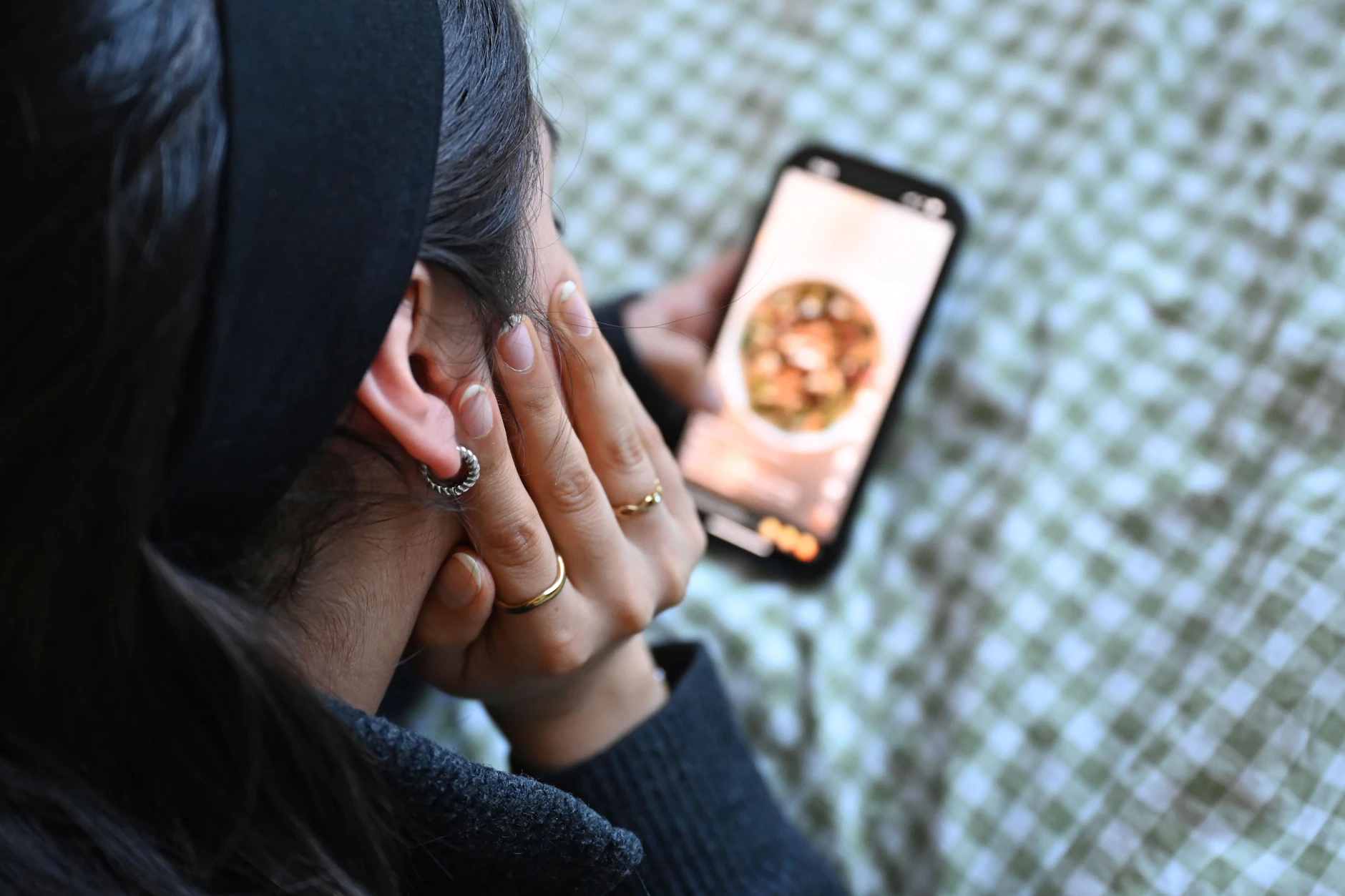 Gefangen im endlosen Scrollen: Initiativen wie der Offline-Club wollen das im öffentlichen Raum durchbrechen.