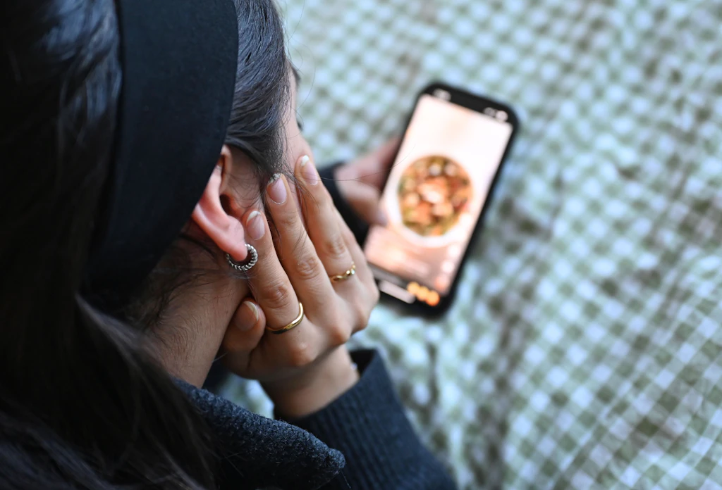 Gefangen im endlosen Scrollen: Initiativen wie der Offline-Club wollen das im öffentlichen Raum durchbrechen.