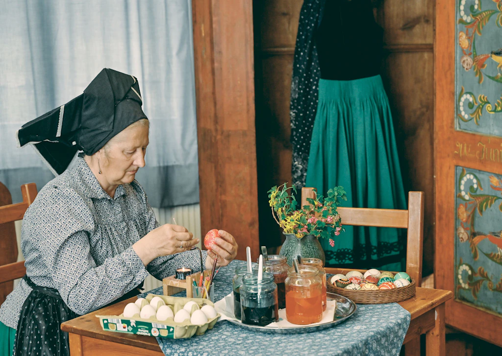 Zwischen Verbot und Volkskunst: Wie sorbische Ostertraditionen die DDR überdauerten