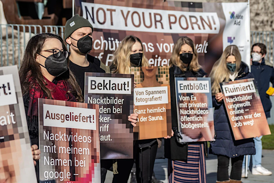 HateAid: Protestaktion vor dem Bundeskanzleramt zum Weltfrauentag 2022 in Berlin