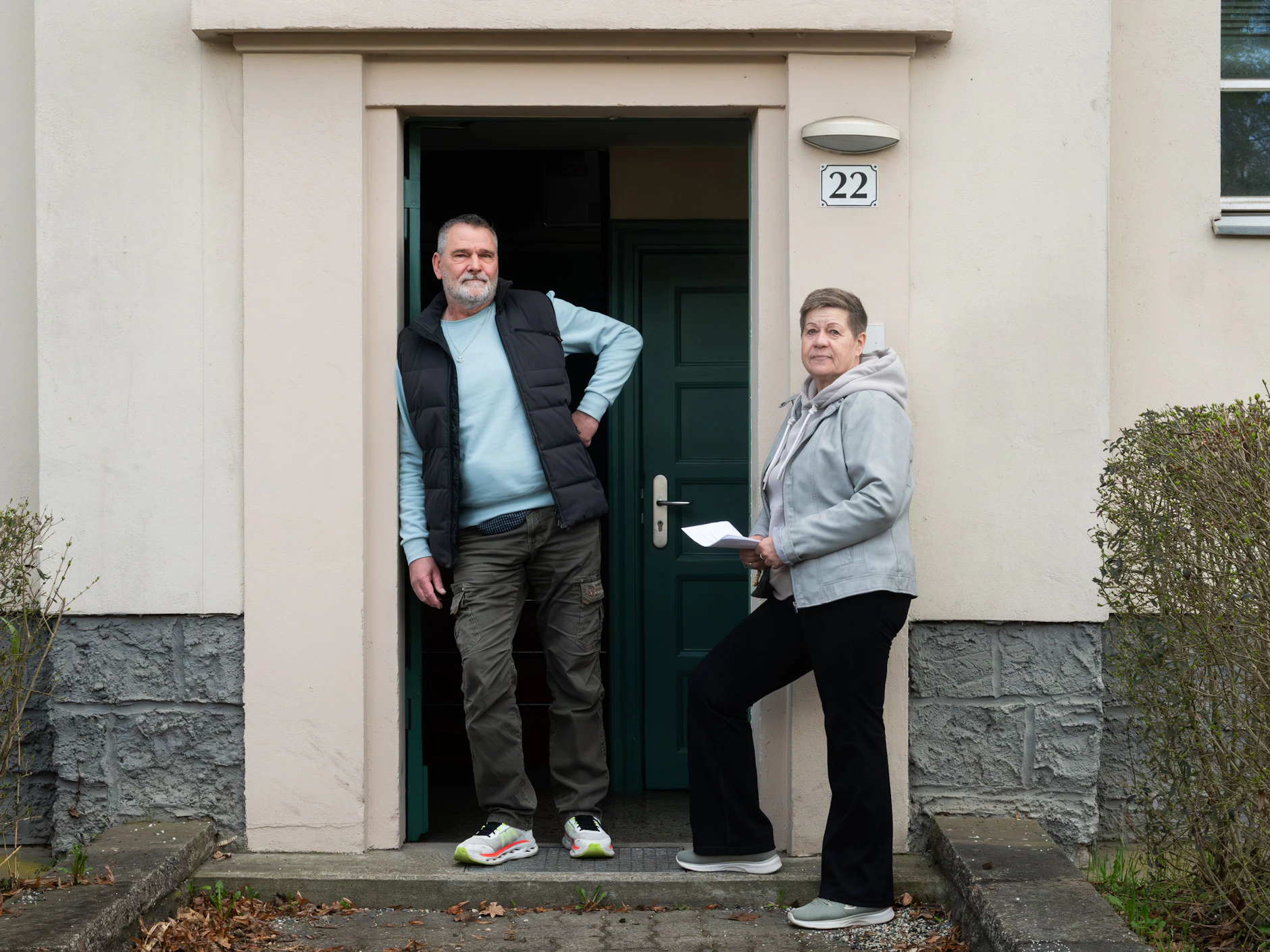 Cornelia Pofahl (66) und Michael Kückelhahn (65) wohnen im Haus An der Wuhlheide 22. Direkt an der  Wuhlheidebrücke, für deren Abriss sie aber im Gegensatz zu vielen anderen Nachbarn keine Lärmentschädigung erhielten