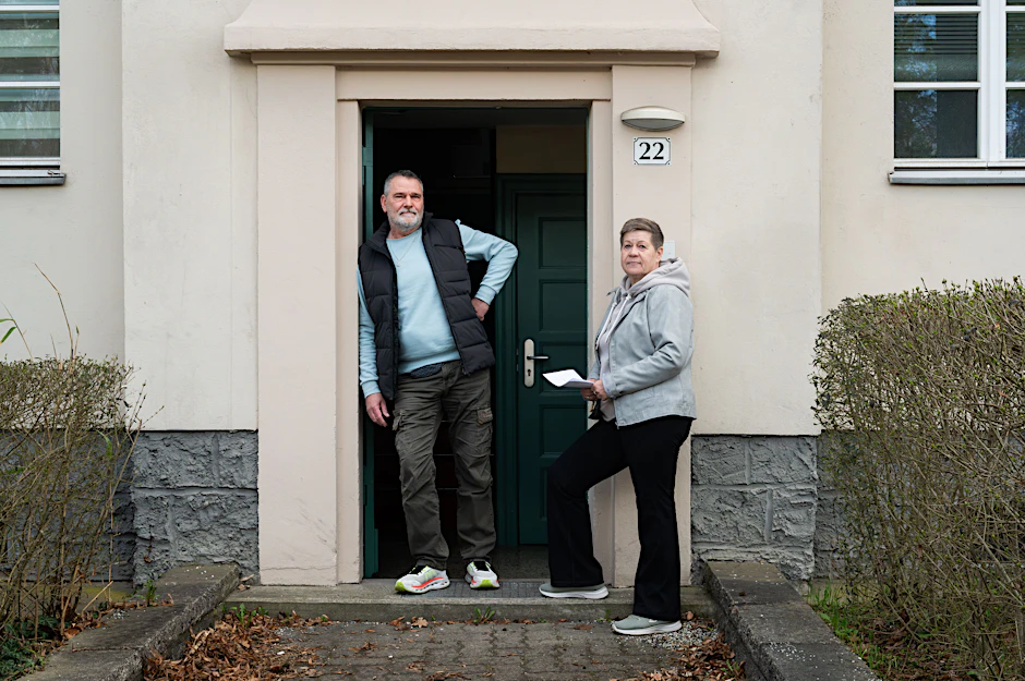 Cornelia Pofahl (66) und Michael Kückelhahn (65) wohnen im Haus An der Wuhlheide 22. Direkt an der Brücke An der&nbsp; Wuhlheide, für deren Abriss sie aber im Gegensatz zu vielen anderen Nachbarn keine Lärmentschädigung erhielten