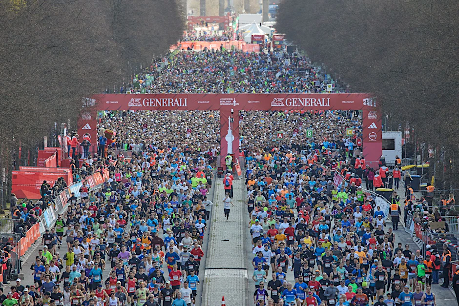 Mehr als 40.000 Läufer starten zum Berliner Halbmarathon auf der Straße des 17. Juni. Wie viele ein Runner’s High erlebten, ist nicht bekannt.