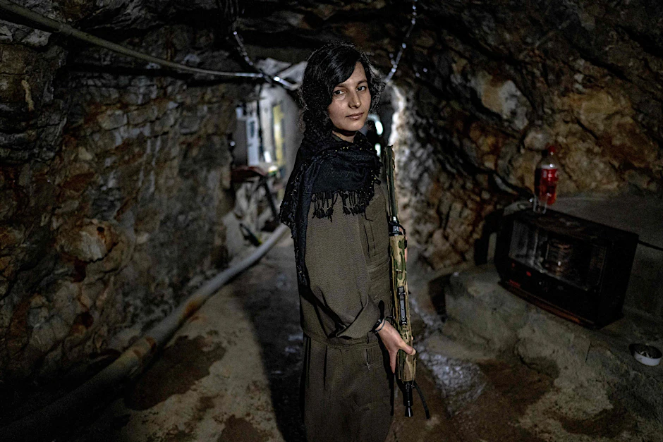 Eine kurdische Kämpferin steht in einem Tunnelgewölbe nahe der iranisch-irakischen Grenze im Irak.