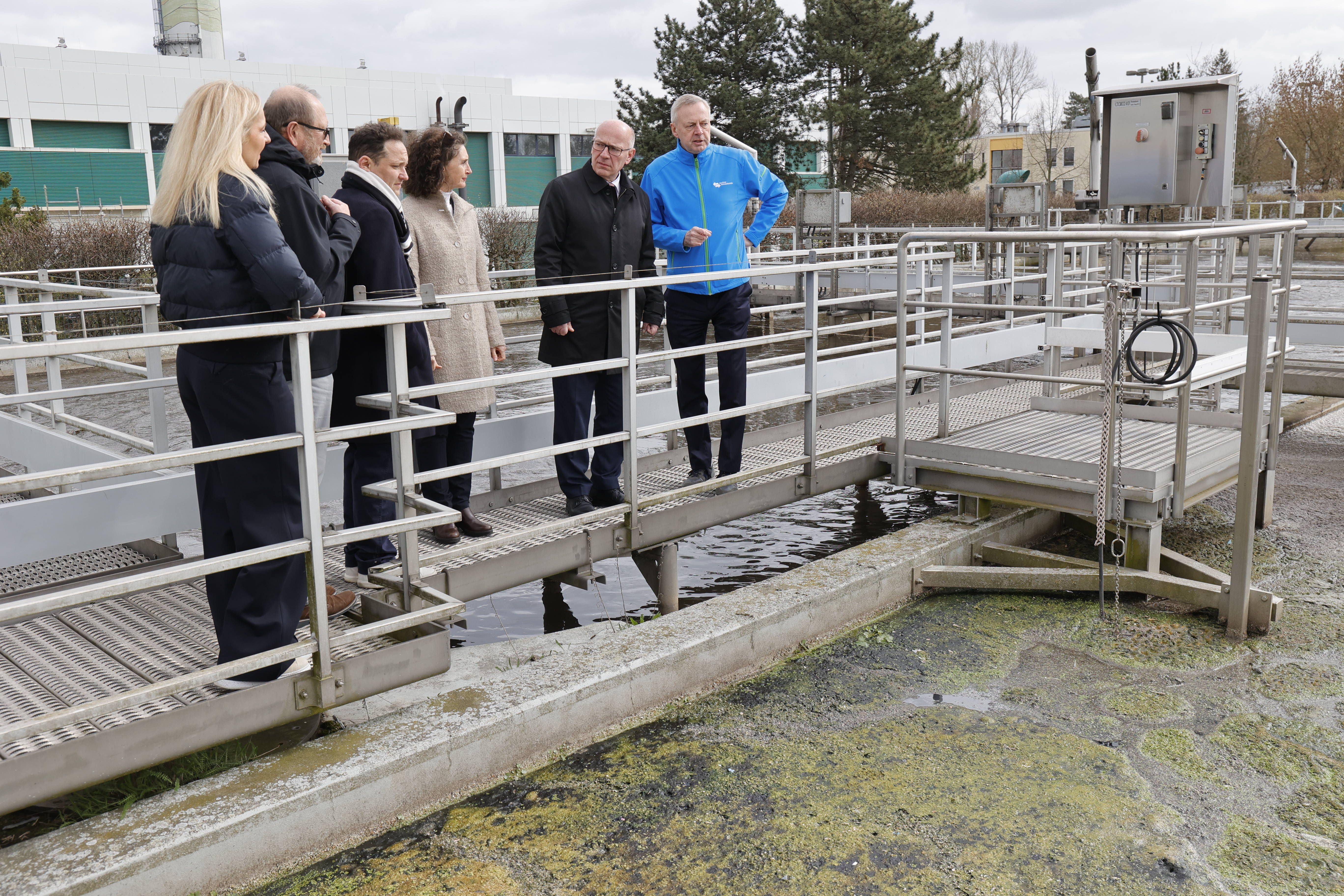 Kai Wegner besucht kritische Infrastruktur, während Zweifel an seinem Krisenmanagement bleiben
