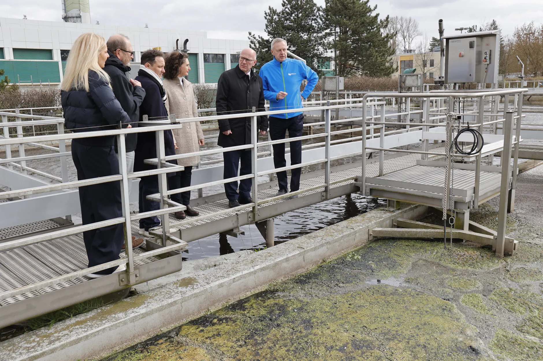 Der Regierende Bürgermeister von Berlin, Kai Wegner (CDU), am Freitag im Klärwerk Ruhleben