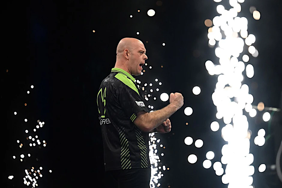 Michael van Gerwen begeistert die Fans in der Uber-Arena schon mit seinem Walk-on.