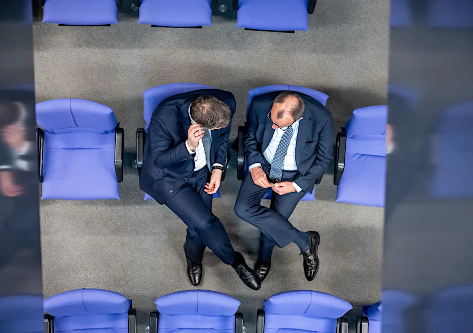 Sie hatten die historische Chance, das Land zu modernisieren und die Menschen dabei mitzunehmen: Vizekanzler Lars Klingbeil (li.) und Bundeskanzler Friedrich Merz.