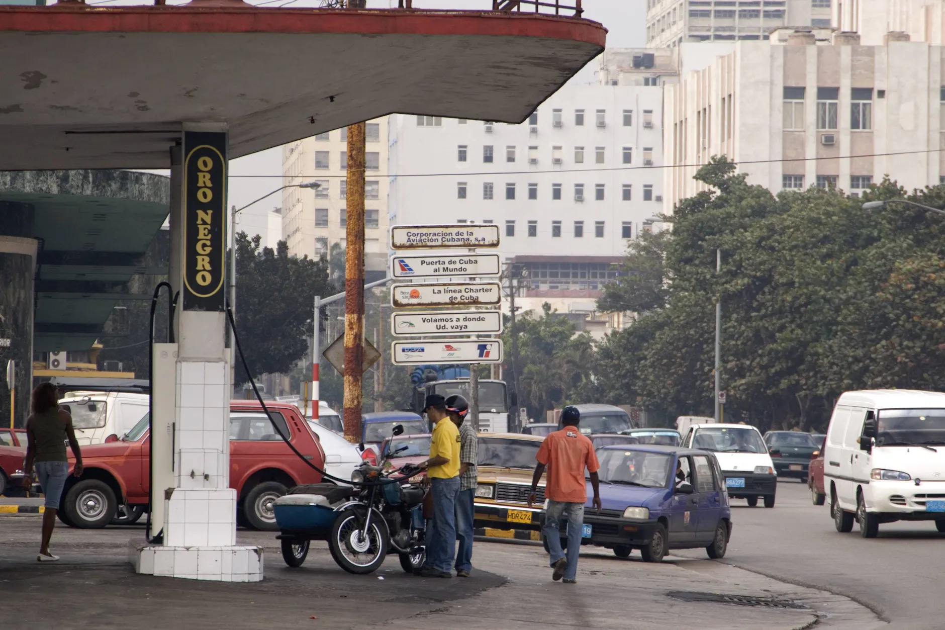 Autofahrer warten in einer langen Schlange vor einer Tankstelle in Havanna.