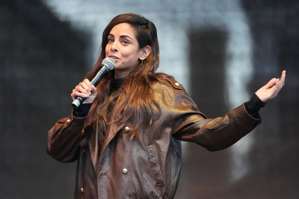 Demo gegen sexualisierte Gewalt: Collien Fernandes spricht in Hamburg
