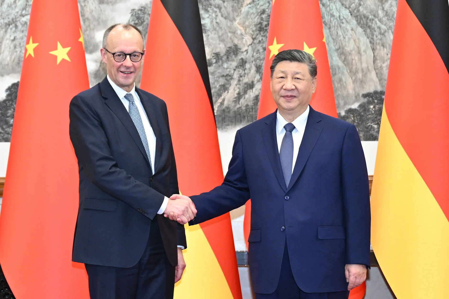 Chinas Präsident Xi Jinping (r.) empfängt Bundeskanzler Friedrich Merz im Diaoyutai-Staatsgästehaus.