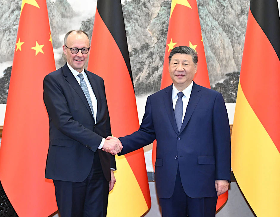 Chinas Präsident Xi Jinping (r.) empfängt Bundeskanzler Friedrich Merz im Diaoyutai-Staatsgästehaus.