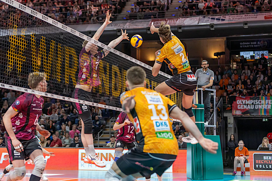 1. Bundesliga-Hauptrunde: Die Netzhoppers KW (in Weinrot) unterlagen zuletzt bei den BR Volleys mit 1:3.