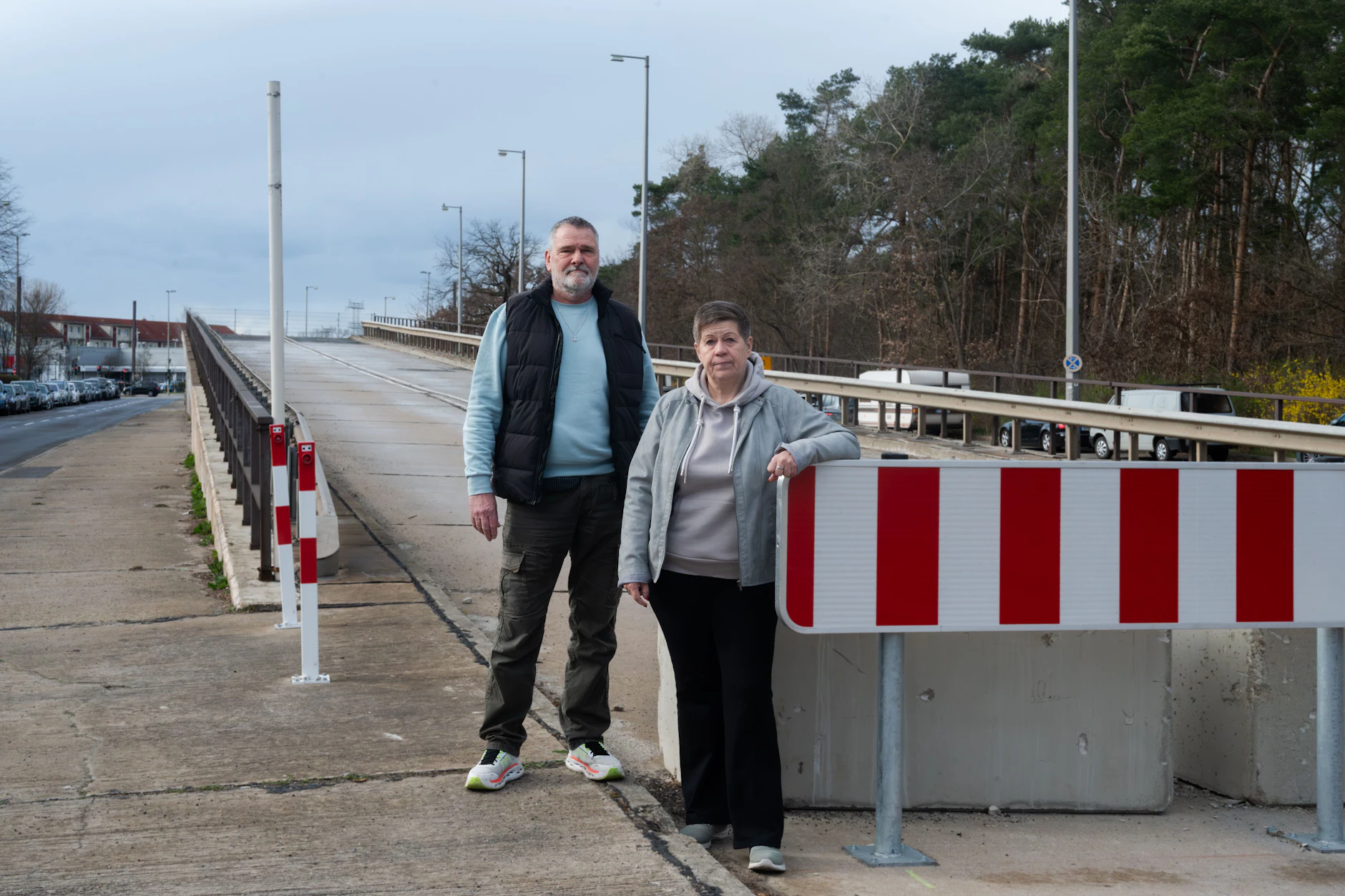 Cornelia Pofahl (66) und Michael Kückelhahn (65) an der noch existenten Brückenauffahrt. Direkt über die Straße liegt ihre Wohnung.