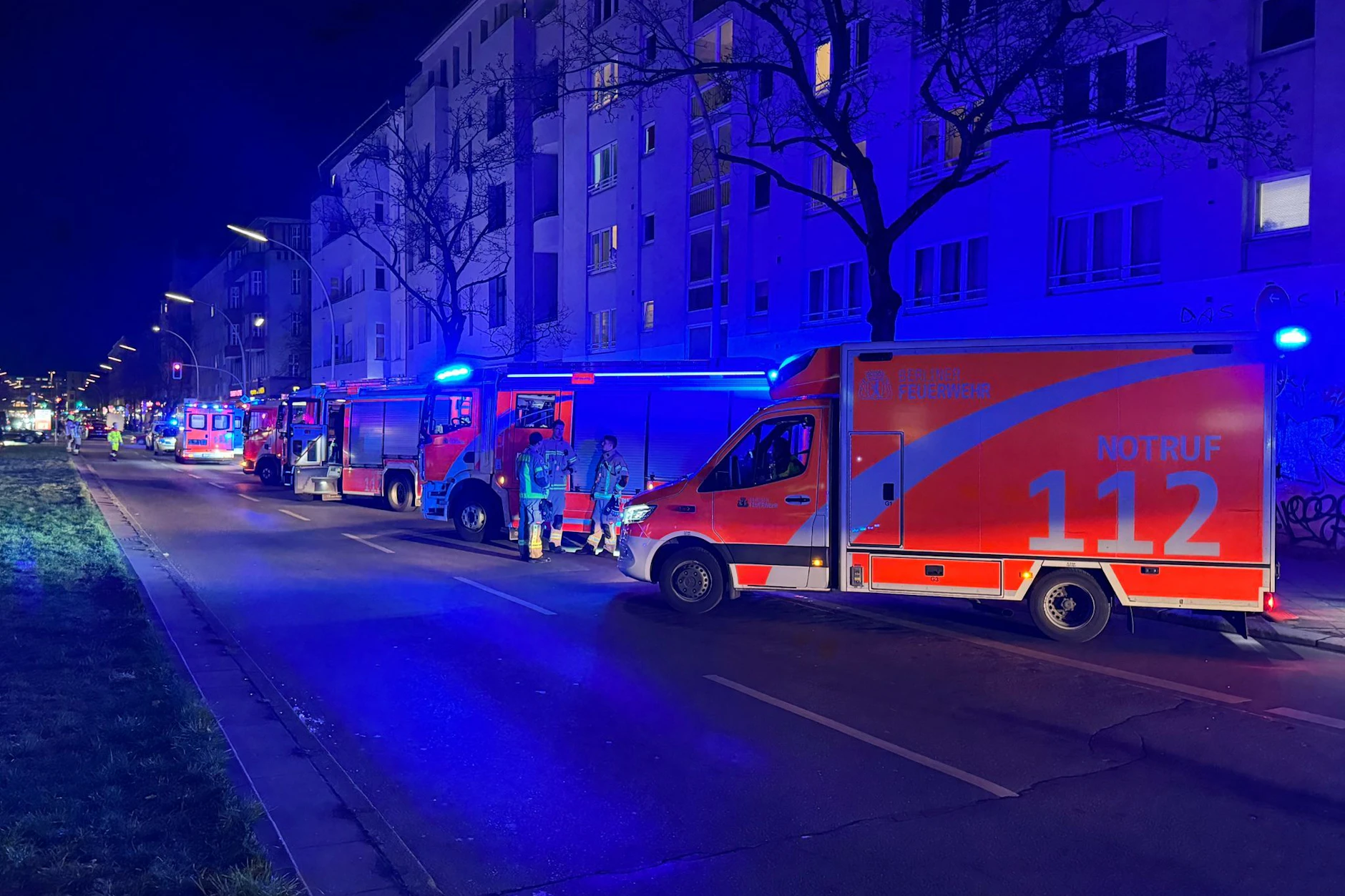 <a href="https://www.berliner-kurier.de/berlin/alarm-in-neukoelln-schuesse-gehoert-polizei-durchkaemmt-hasenheide-li.10026356">Blaulicht-Alarm in Neukölln: Zahlreiche Einsatzkräfte sichern</a> die Straße, während im Hintergrund das Feuer bekämpft wird.