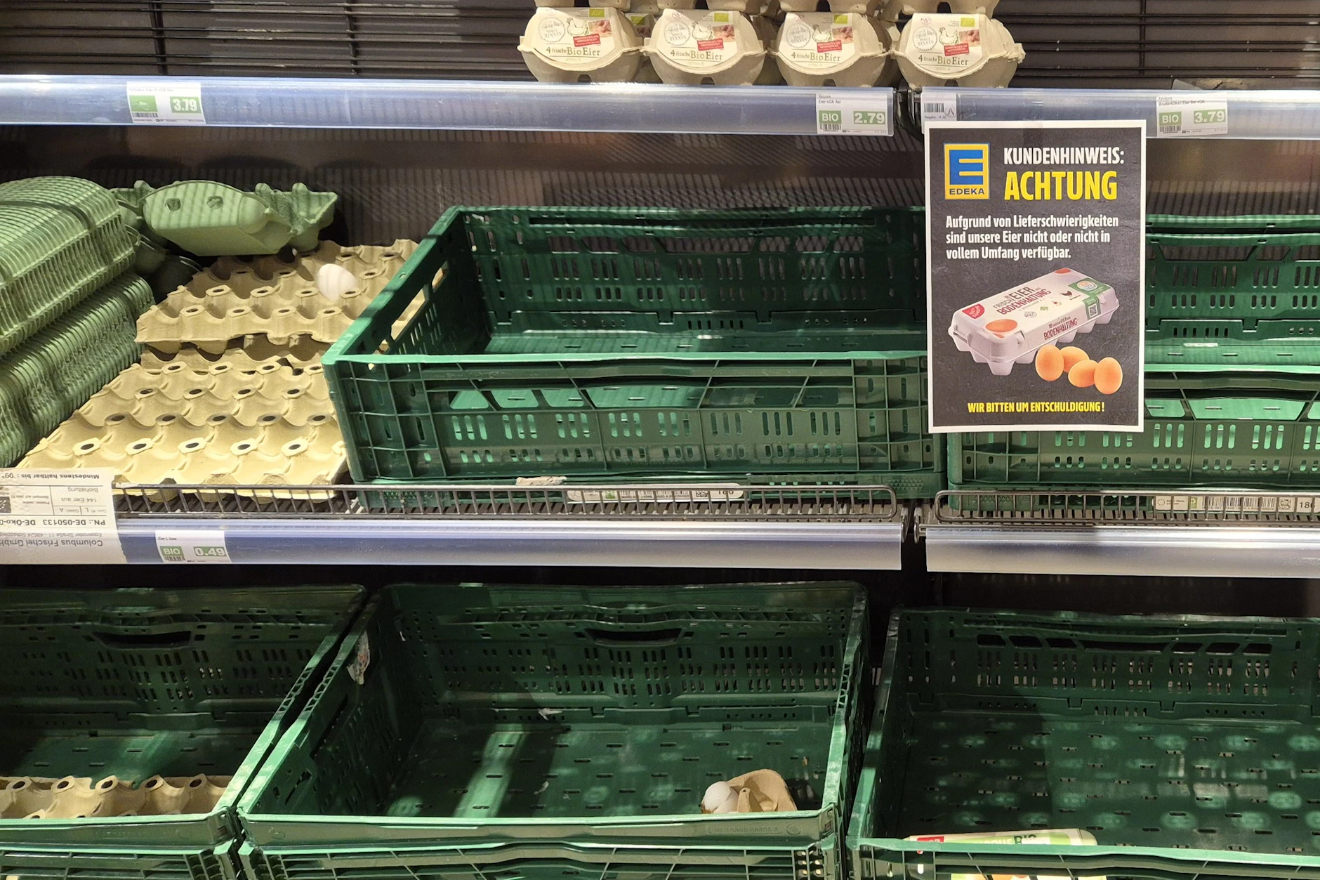 Leere Eierregale im Edeka auf dem Steglitzer Damm, Berlin.