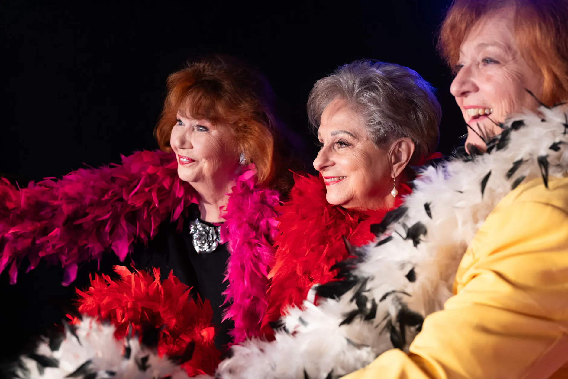 Regina Thoss, Dagmar Frederic und Dagmar Gelbke mit Federboa: So treten sie als „Ruinen“ in Berlin auf.