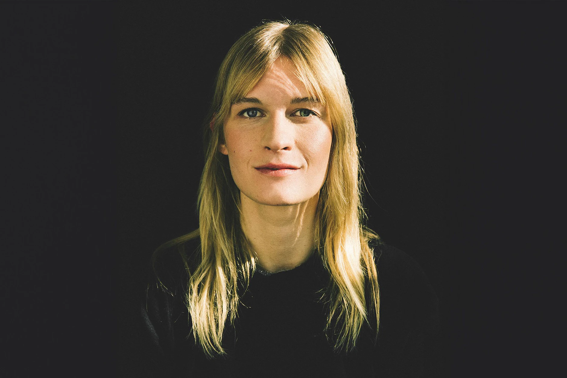 Esther Schüttpelz, geboren 1993, veröffentlichte 2023 ihren ersten Roman „Ohne mich“.