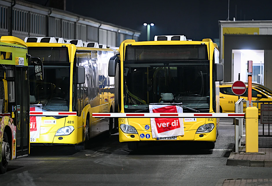 Die Berliner Verkehrsbetriebe (BVG) und die Gewerkschaft Verdi haben sich auf ein umfangreiches Paket für die rund 16.000 Mitarbeiter geeinigt.
