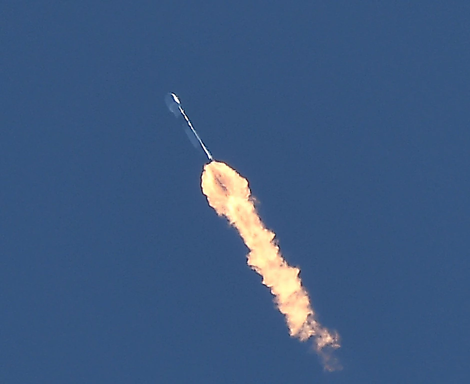 Elon Musk bereite mit der Weltraumfirma SpaceX den schwersten Börsengang aller Zeiten vor. Eine Falcon-9-Rakete von SpaceX startet.