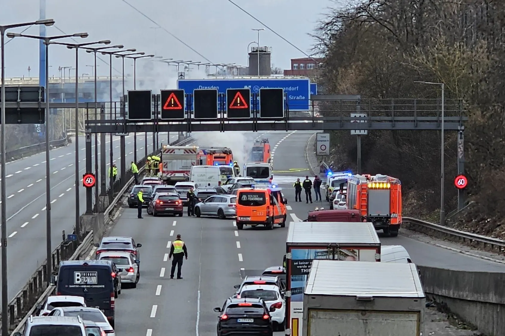 Brennender PKW auf der A 100 Höhe Hohenzollerndamm. Die Fahrtrichtung Süd ist zur Zeit komplett gesperrt.