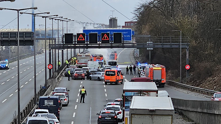 Brennender PKW auf der A 100 Höhe Hohenzollerndamm. Die Fahrtrichtung Süd ist zur Zeit komplett gesperrt.