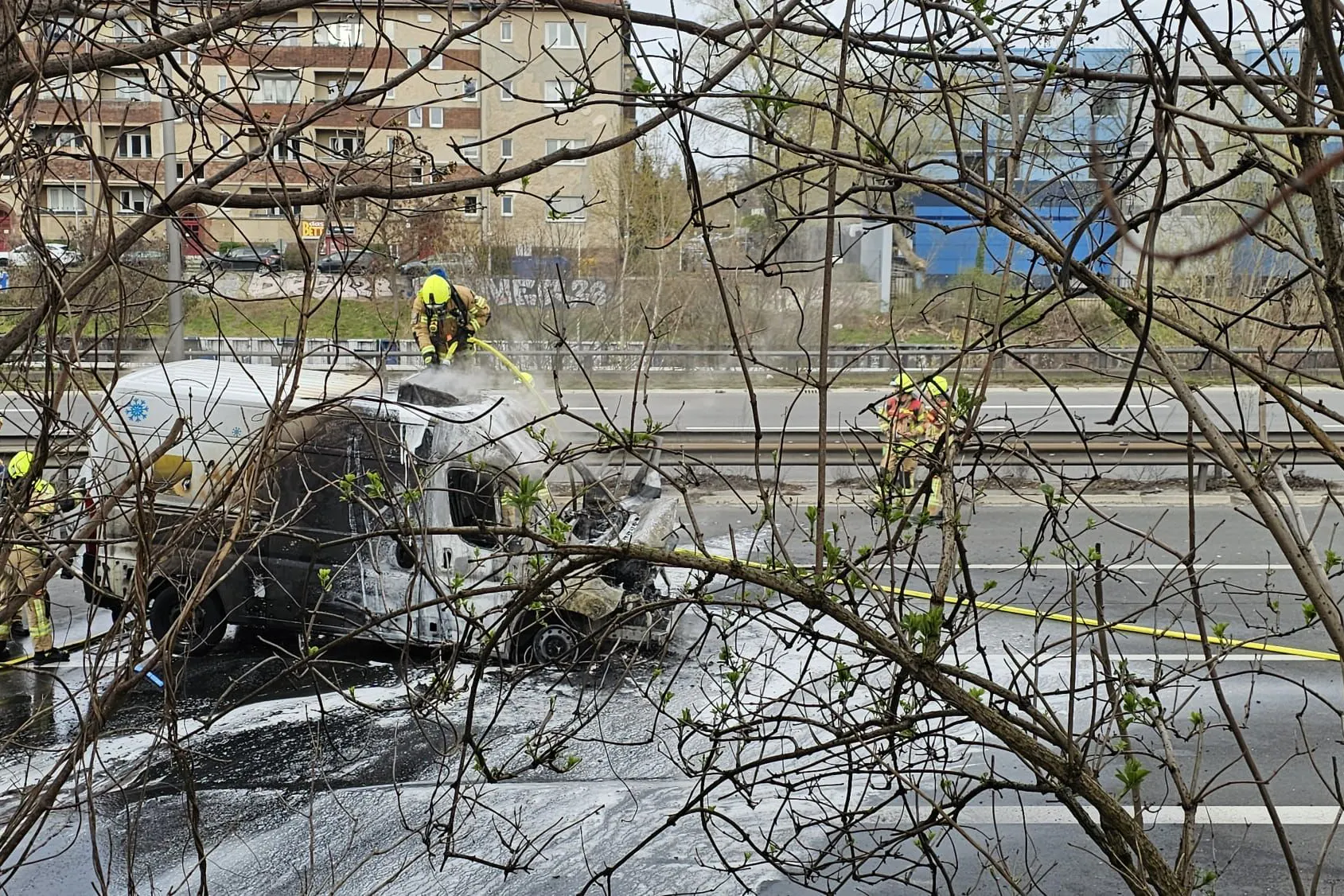 Ein brennender Transporter sorgte für einen Feuerwehreinsatz auf der A100 auf Höhe Hohenzollerndamm.