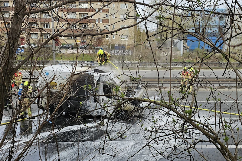 Großbrand auf der A100: Transporter am Hohenzollerndamm sorgt für massive Sperrungen