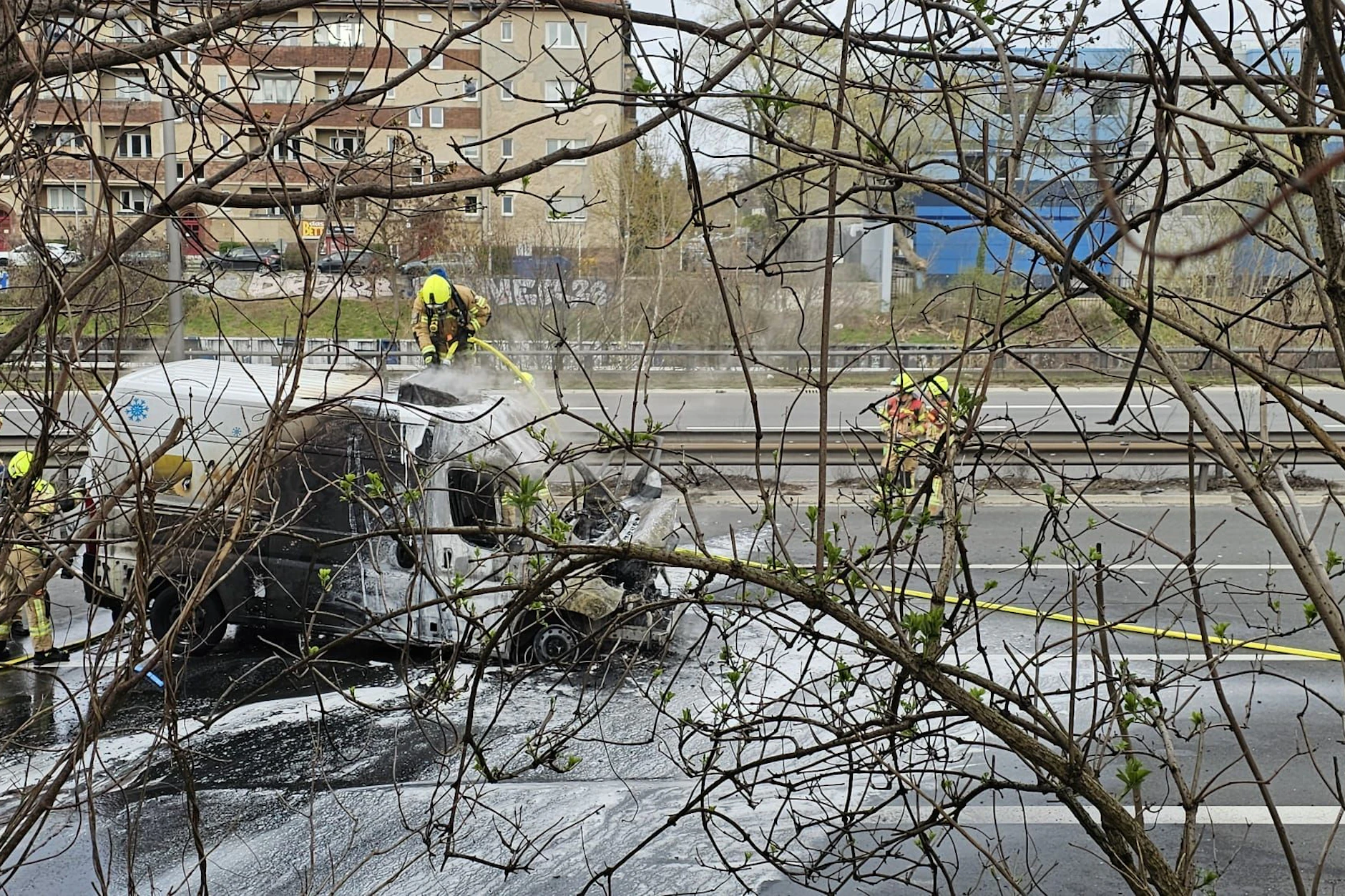 Ein brennender Transporter sorgte für einen Feuerwehreinsatz auf der A100 auf Höhe Hohenzollerndamm.