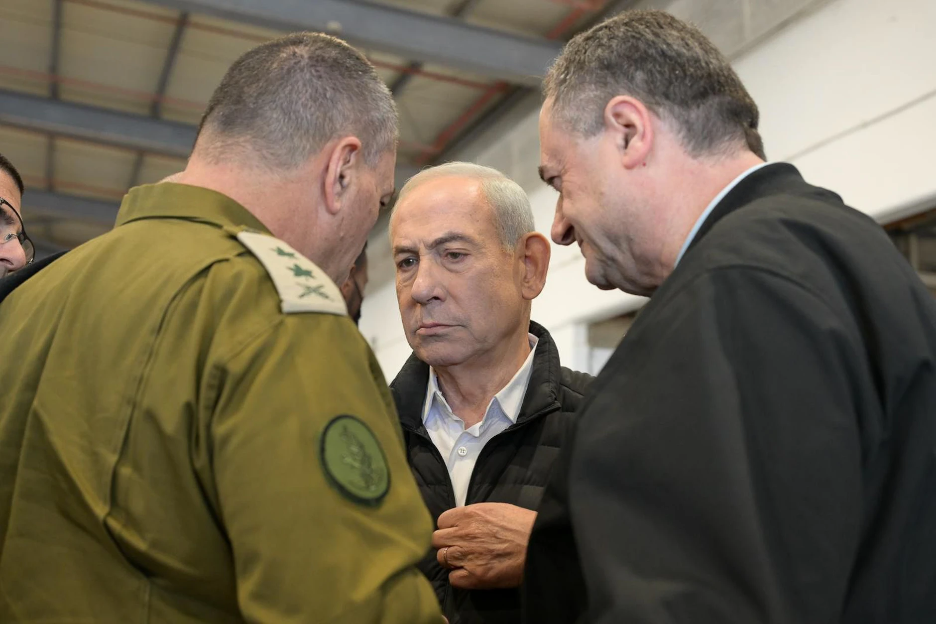 Der israelische Ministerpräsident Benjamin Netanjahu (M.) besucht den Luftwaffenstützpunkt Palmachim in Begleitung des israelischen Verteidigungsministers Israel Katz (r.) und des Generalstabschefs der IDF, Generalleutnant Eyal Zamir, am 3. März 2026.