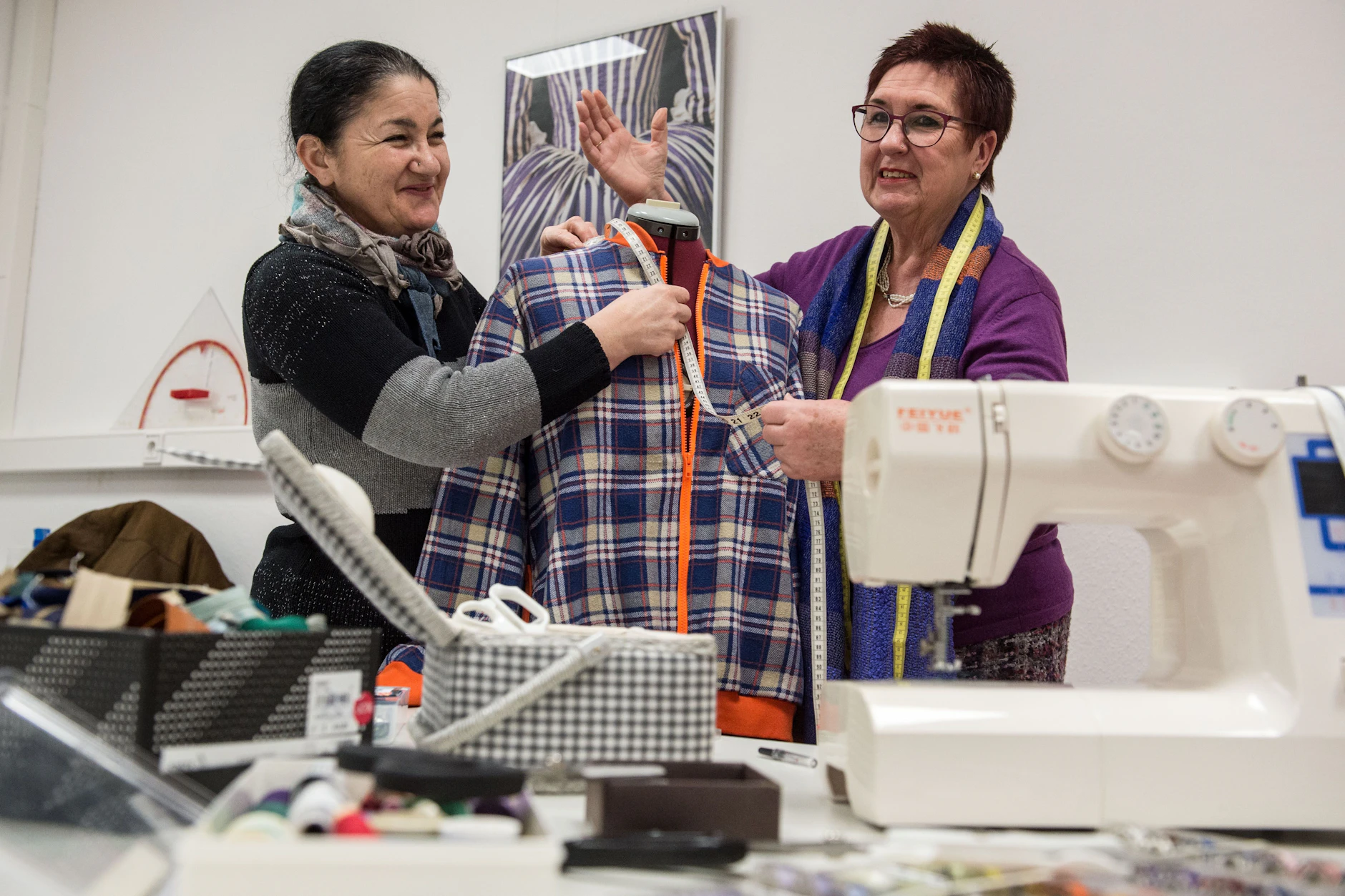 Ein Nähkurs in der Volkshochschule, auch bei den VHS-Angeboten gibt es Rabatte.