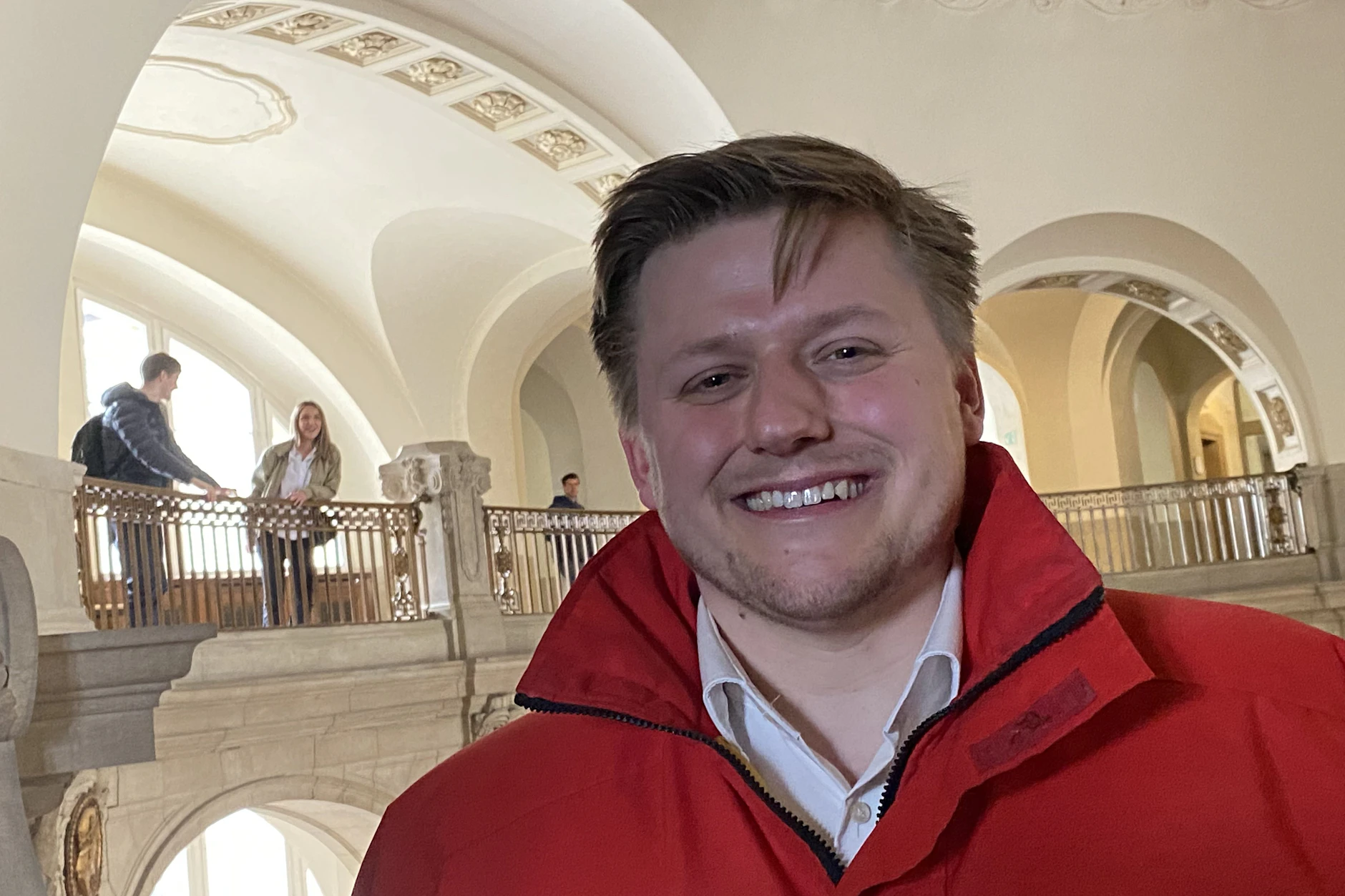 Da lacht das Satirikerherz: Sebastian Hotz, alias El Hotzo, nach seinem rechtskräftigen Freispruch.