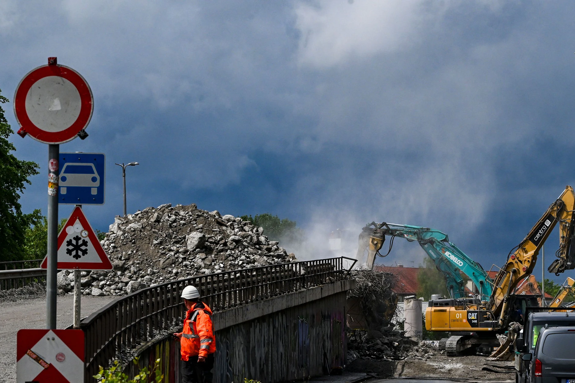 Ein Foto aus dem Mai 2025: An der gesperrten Brücke an der Wuhlheide im Ortsteil Oberschöneweide ist der Abriss im Gange. Schwere Bagger zertrümmern die Wuhlheide-Brücke.