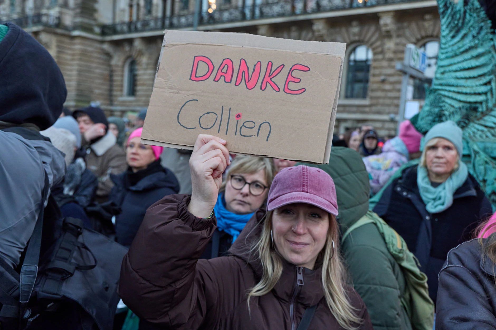 Klare Botschaft auf der Demo: Eine Teilnehmerin zeigt ihre Unterstützung für Collien Fernandes.