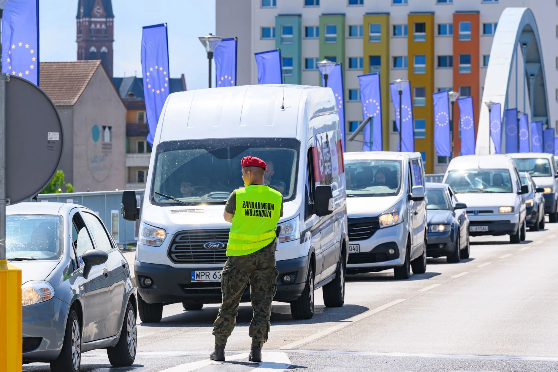 Ein polnischer Militärpolizist steht am Grenzübergang Stadtbrücke zwischen Frankfurt (Oder) in Brandenburg und dem polnischen Slubice.