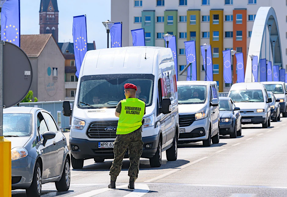 Ein polnischer Militärpolizist steht am Grenzübergang Stadtbrücke zwischen Frankfurt (Oder) in Brandenburg und dem polnischen Slubice.