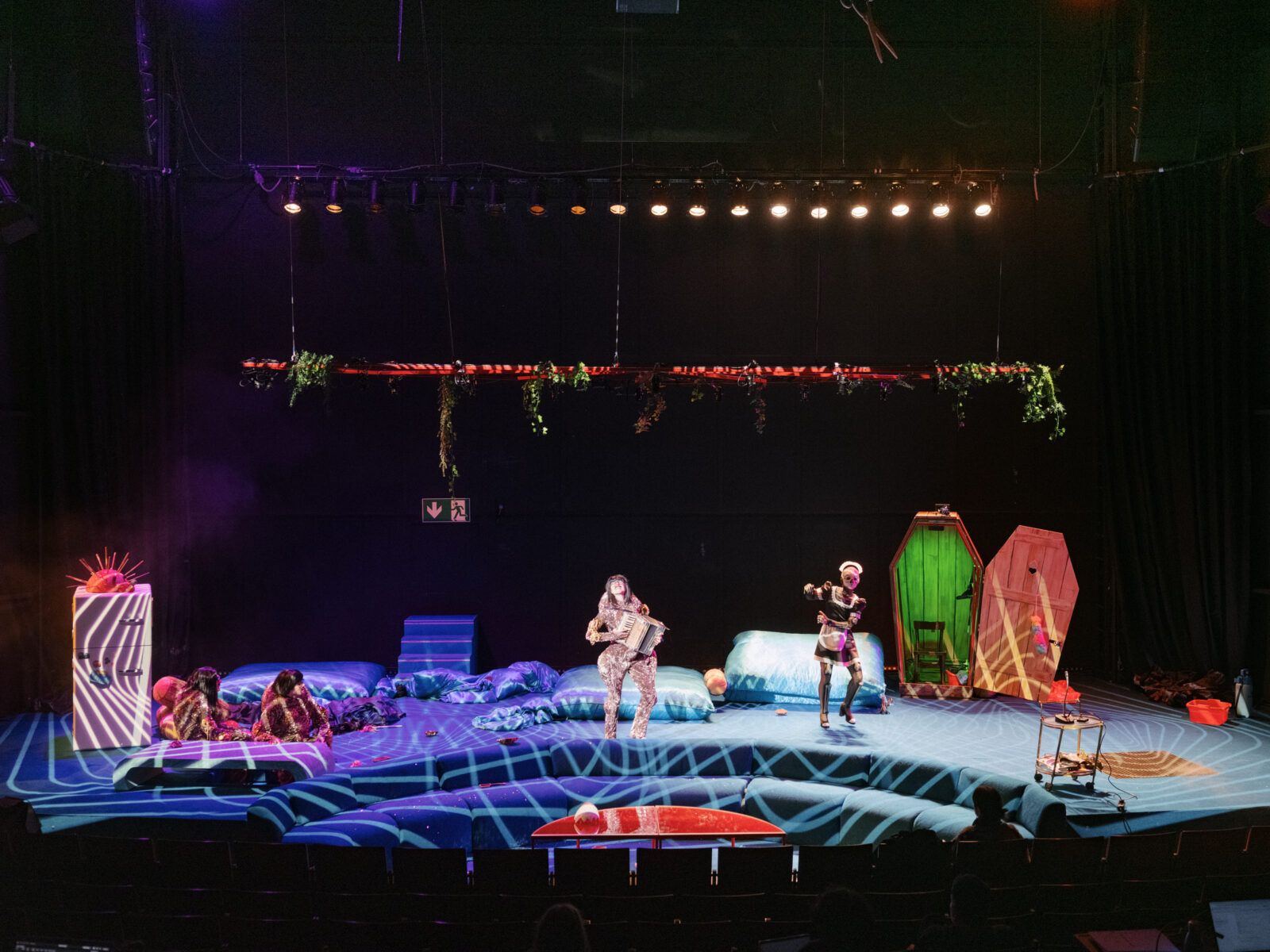 „Warten auf Bardot“: Ein Gespenst namens Brigitte sucht die Volksbühne heim