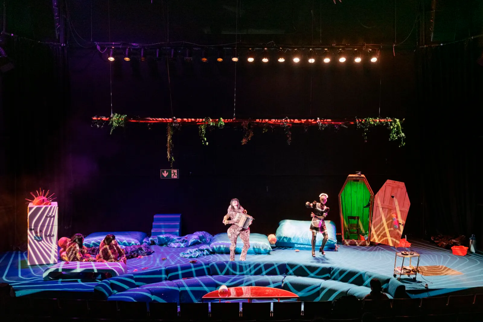 Außerirdische in der Wohnlandschaft: „Warten auf Bardot“ an der Berliner Volksbühne