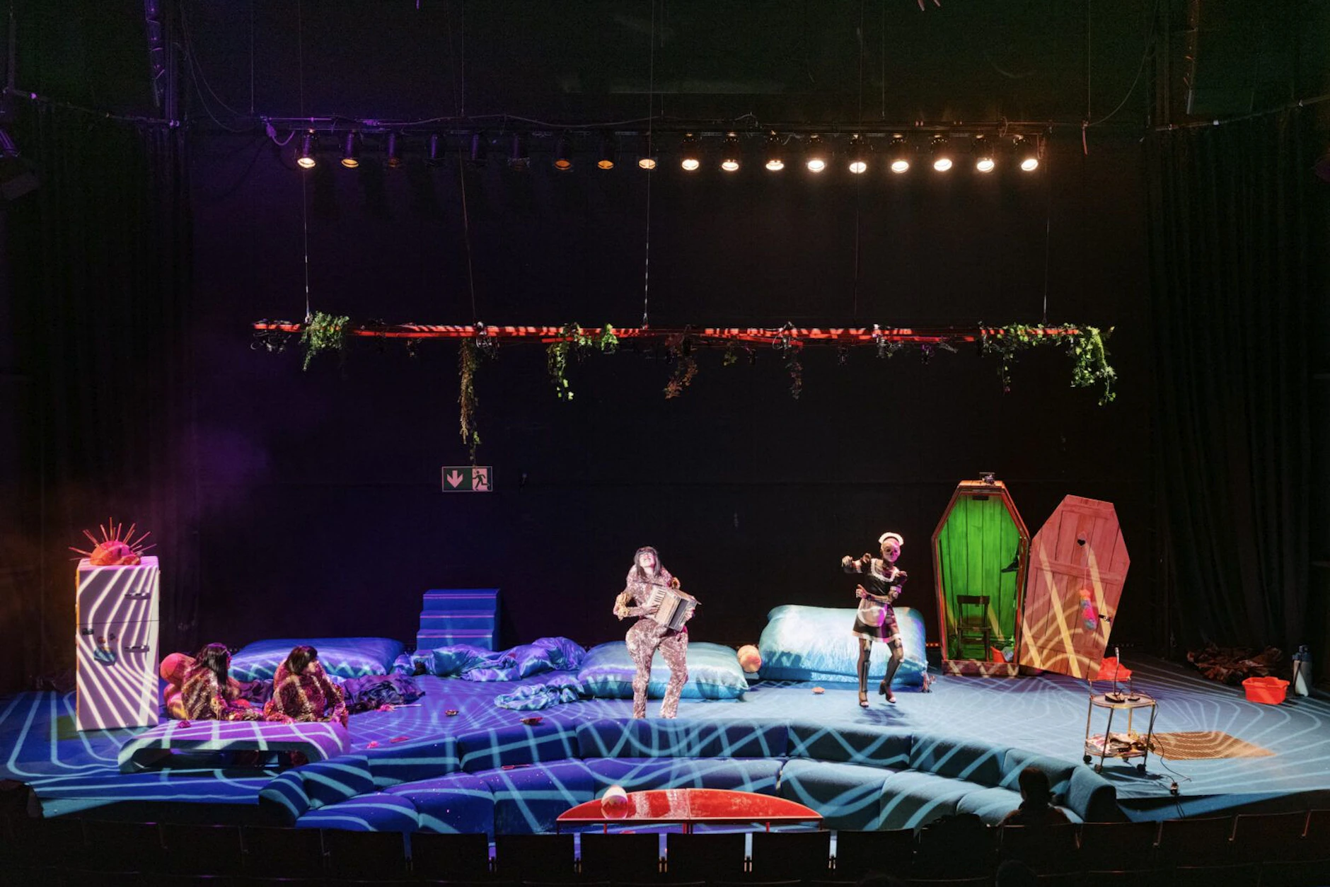 Außerirdische in der Wohnlandschaft: „Warten auf Bardot“ an der Berliner Volksbühne