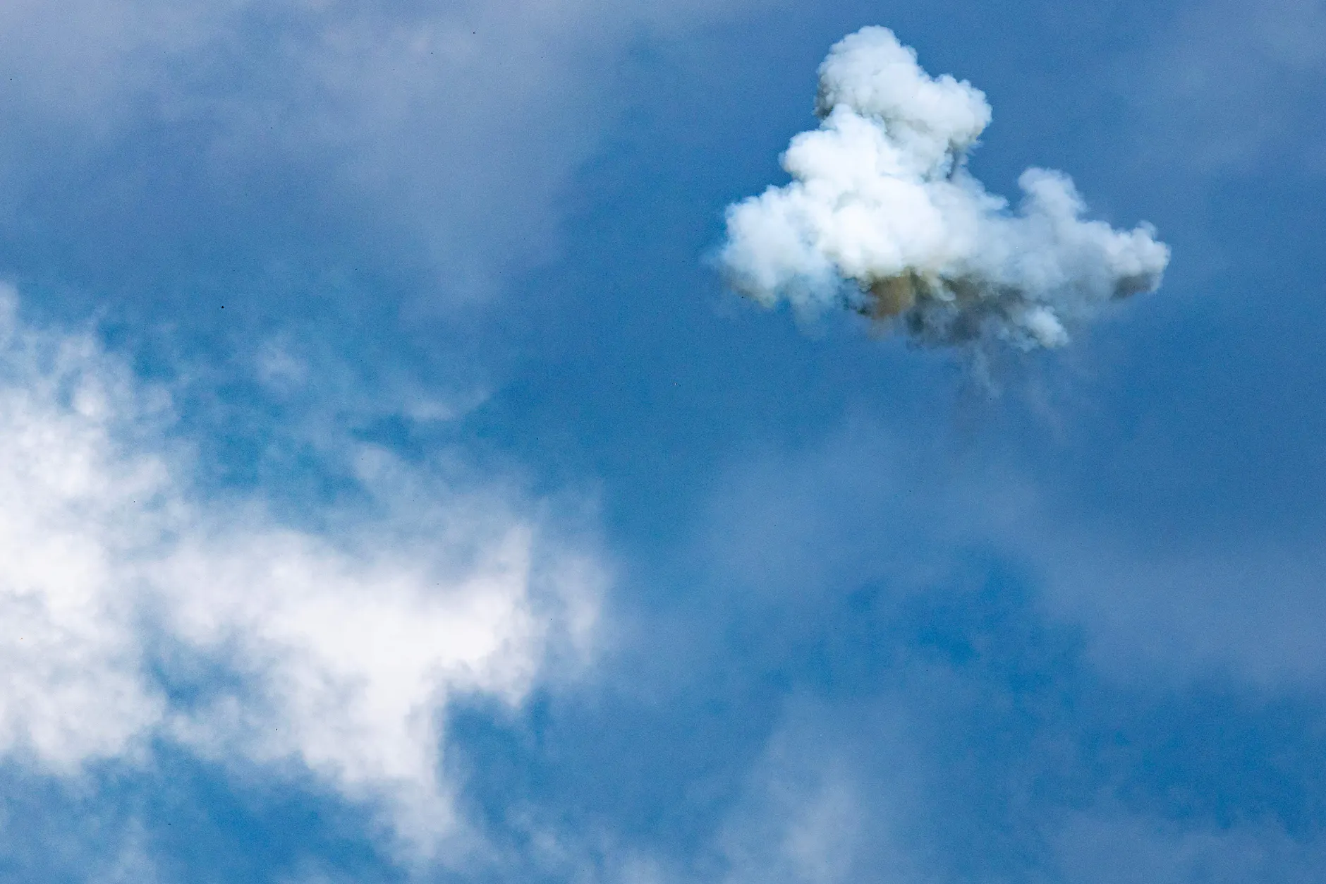 Ein Iron-Dome-Abfangrakete zerstört eine ankommende Rakete, die auf Israel abgeschossen wurde.