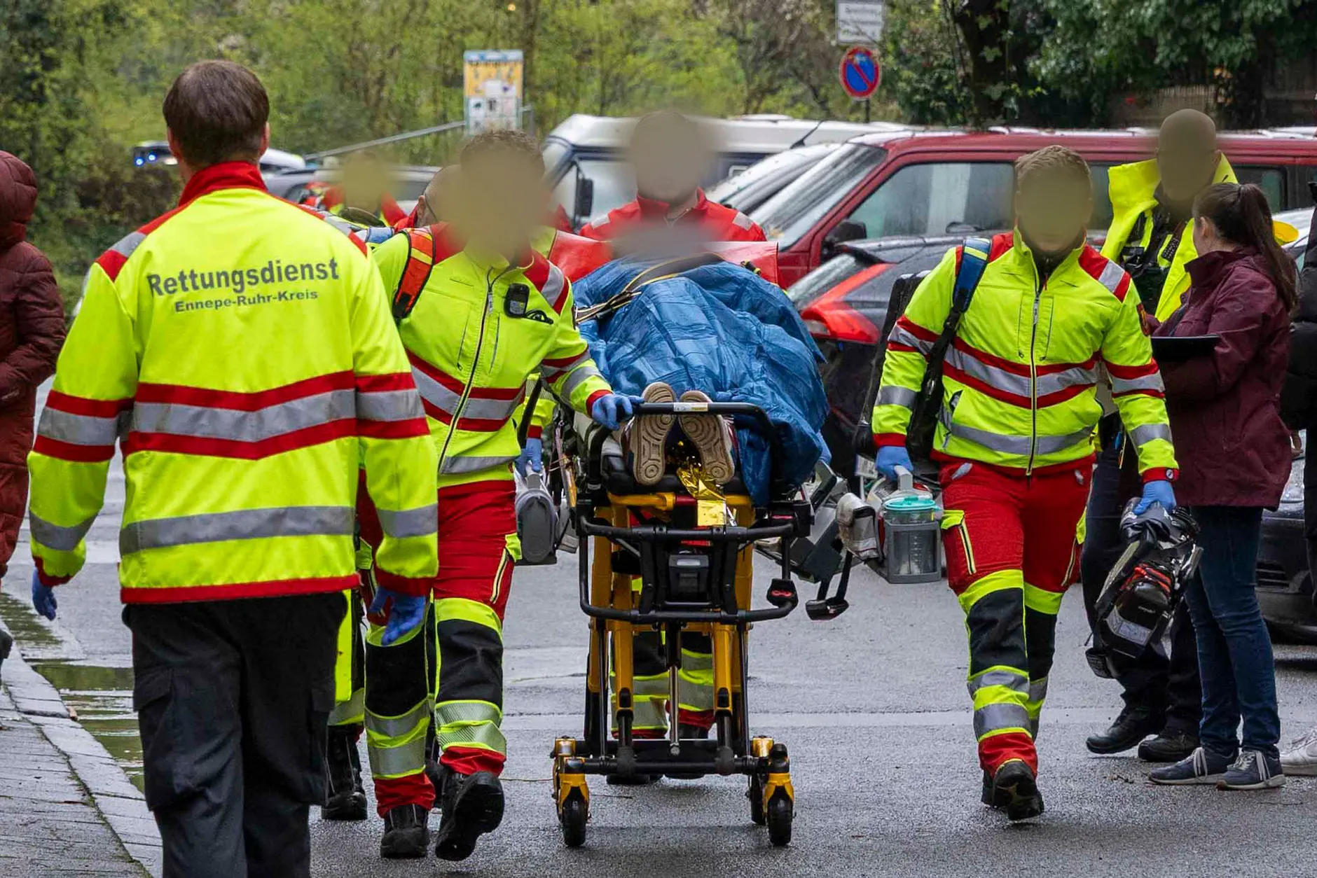 Rettungskräfte bringen eine verletzte Person zum Krankenwagen.