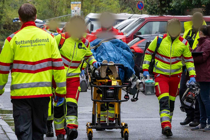 Vater greift Familie mit Messer an - Junge stirbt