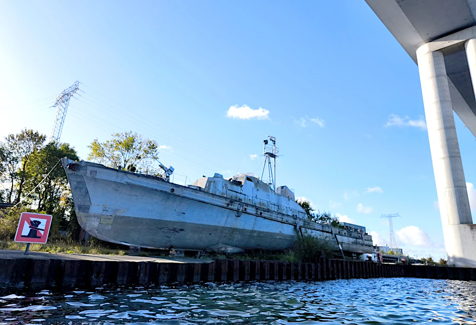 Minensuchboot „Schütze“ unter der Rügengrabenbrücke in Stralsund